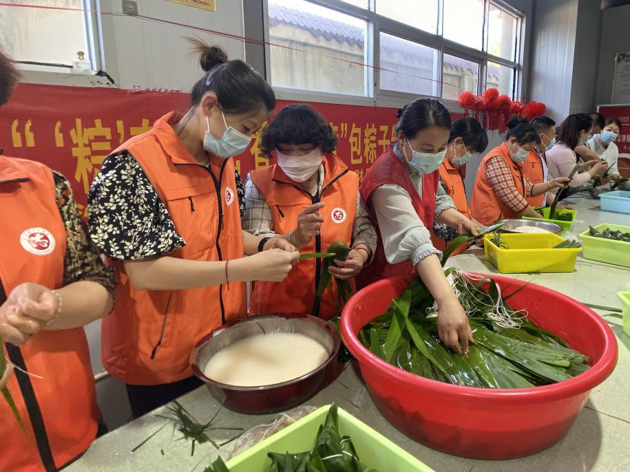 青口供電所黨支部聯(lián)合生產(chǎn)生活服務(wù)中心分會、黃沙坨社區(qū)，共同舉辦“悠悠艾草香 濃濃端午情”系列活動(dòng)。.png